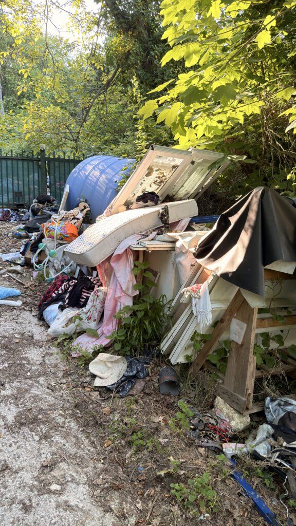 Discarica abusiva a Montefiore Conca: l’ordinanza del 2025 è scaduta, ma i rifiuti e il Comune restano immobili