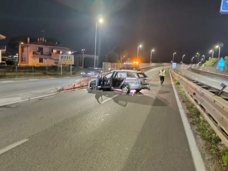 Cronaca. Auto perde il controllo e si schianta sul cavalcavia della Marecchiese a Rimini: il conducente si dà alla fuga