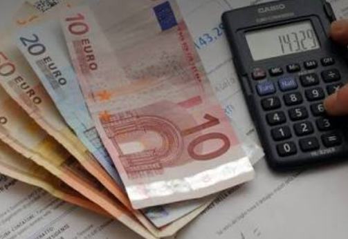 Italia, scatta la stangata di settembre: bollette, scuola e trasporti in volo