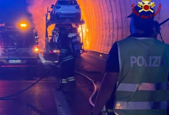 Cronaca. Bologna, bisarca a fuoco in galleria: autostrada A1 chiusa per ore